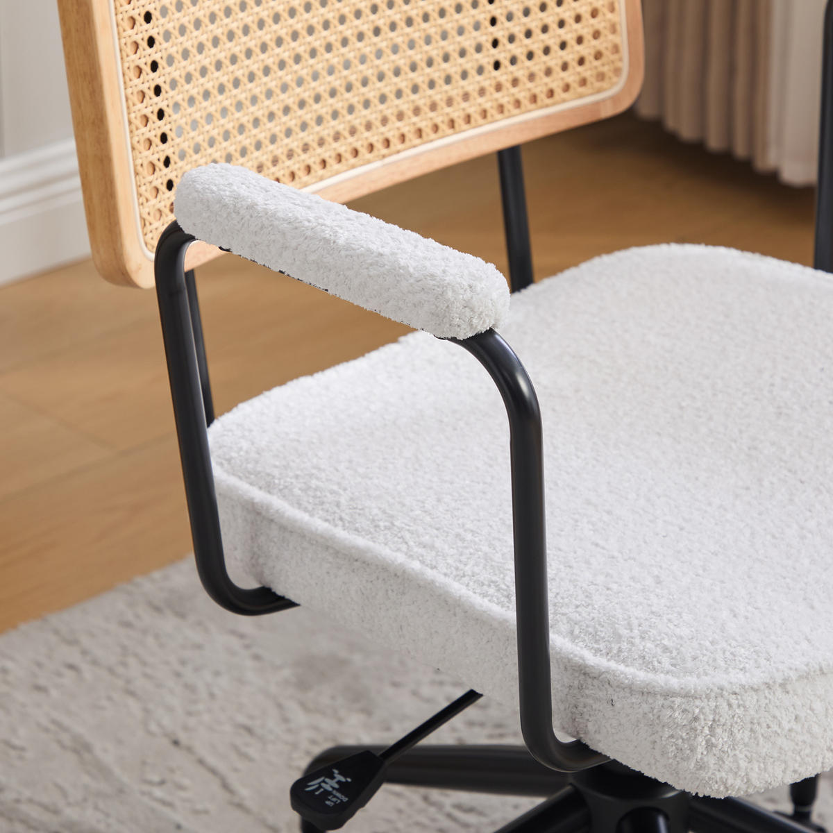 DREHSTUHL DE-36881 mit Rattan-Rückenlehne, Chenille-Sitz und Armlehnen Elfenbein - Creme, Metall (58.5/91.5/61cm) - ComfortXL