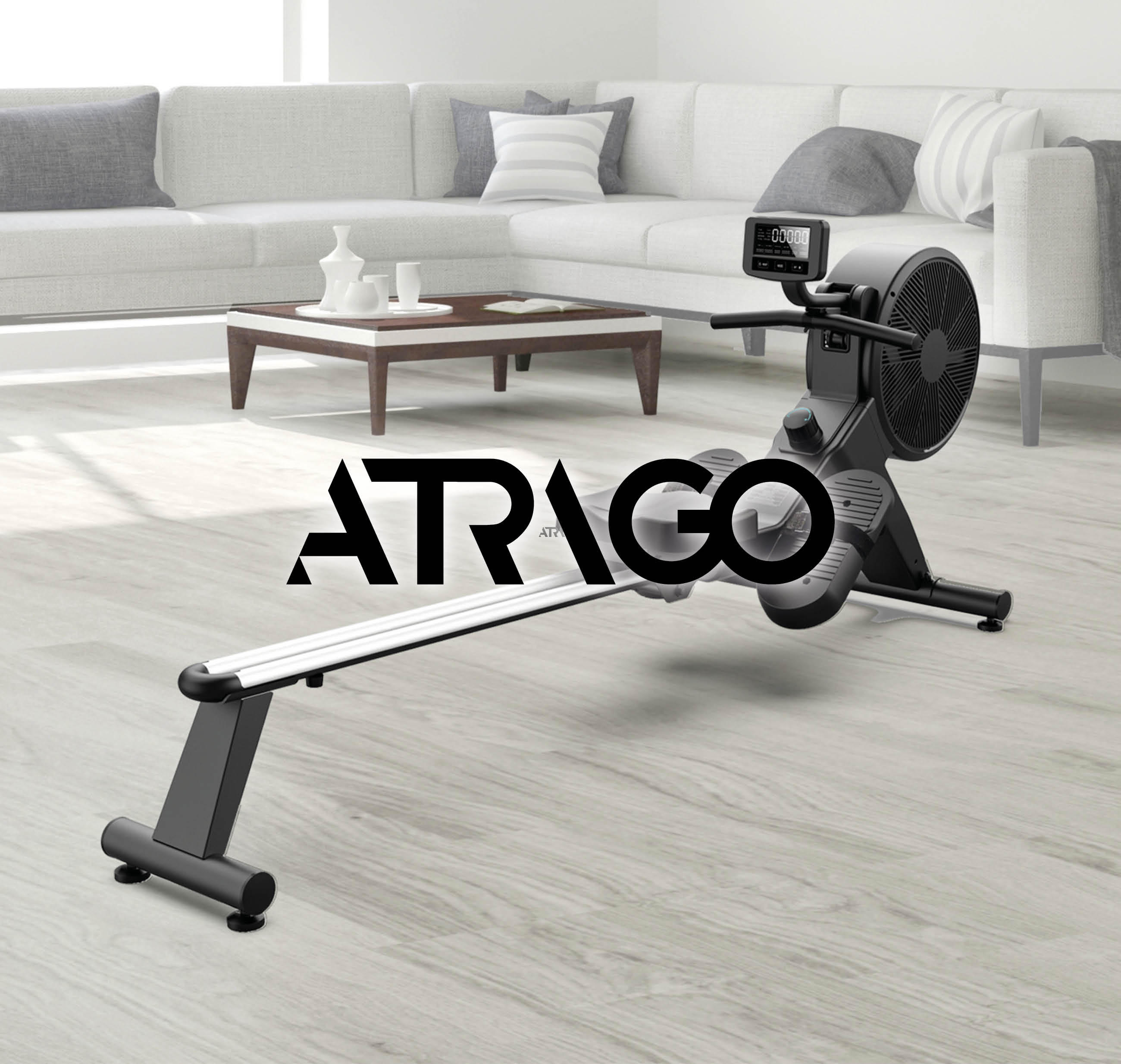 Schwarzes ATRIGO-Rudergerät in einem modernen Wohnzimmer mit hellem Holzfußboden und grauem Sofa.