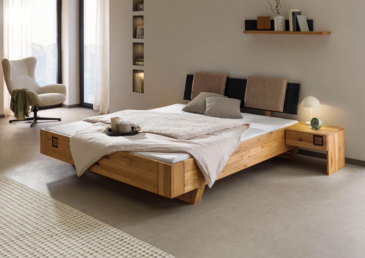 BETT mit Nachttisch Massivholz Wildeiche 160 x 200 x 86 natur KITZBÜHEL #261 - Braun, Holz (160/200cm) - Massivmoebel24