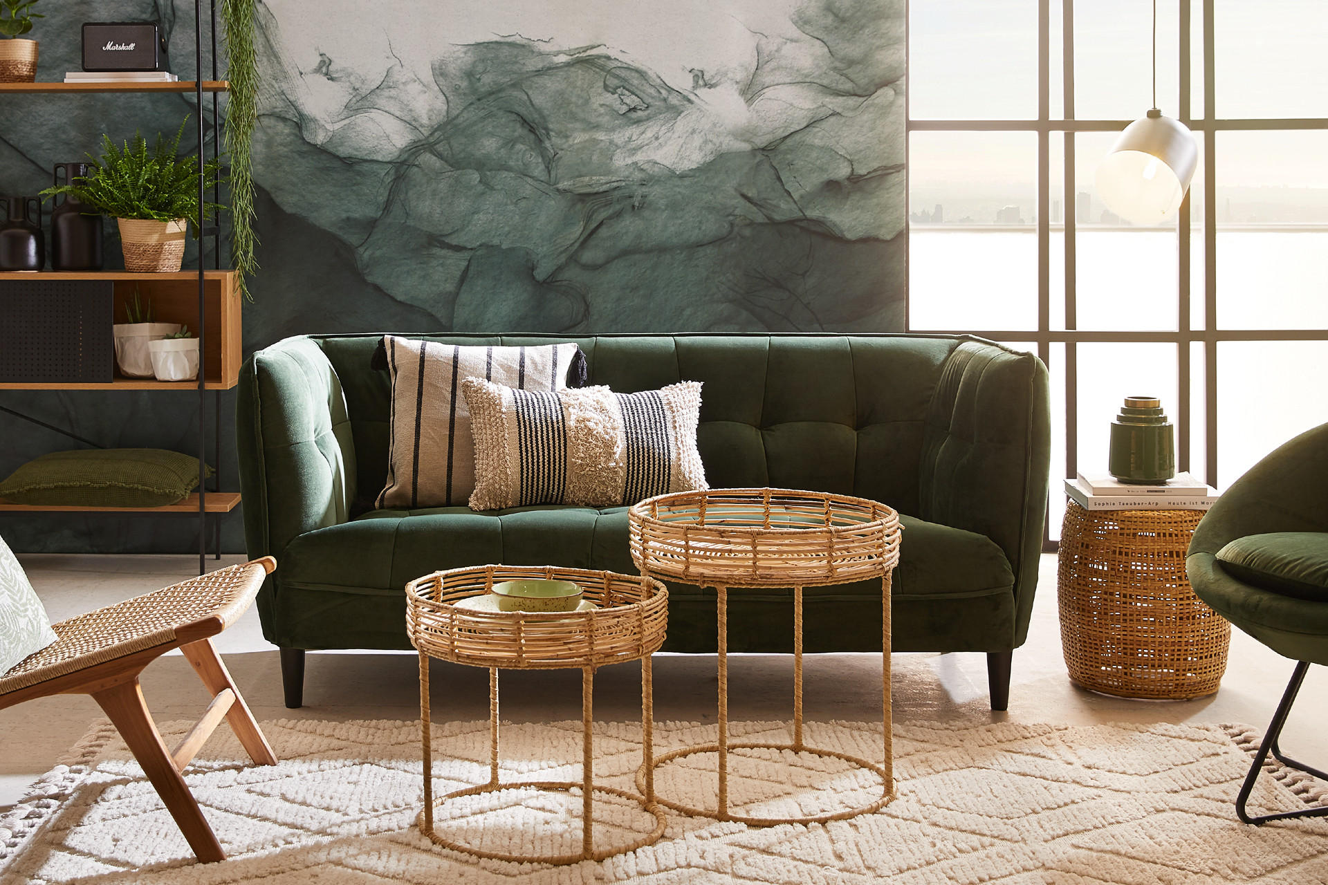 Wohnzimmer mit grüne Samtsofa