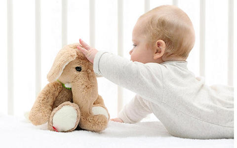 Baby mit Elefanten Kuscheltier