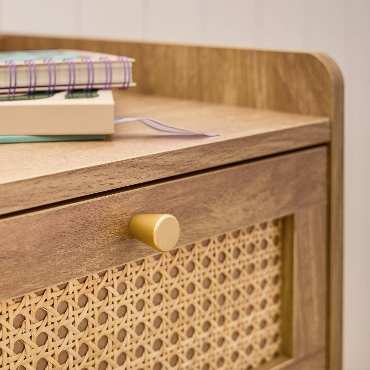 KOMMODE mit 1 Tür und 3 SchubladenRattanfronten und Holzfüßen 39/79,5/80 cm - Eschefarben, Holzwerkstoff (80/79.5/47cm) - Calicosy