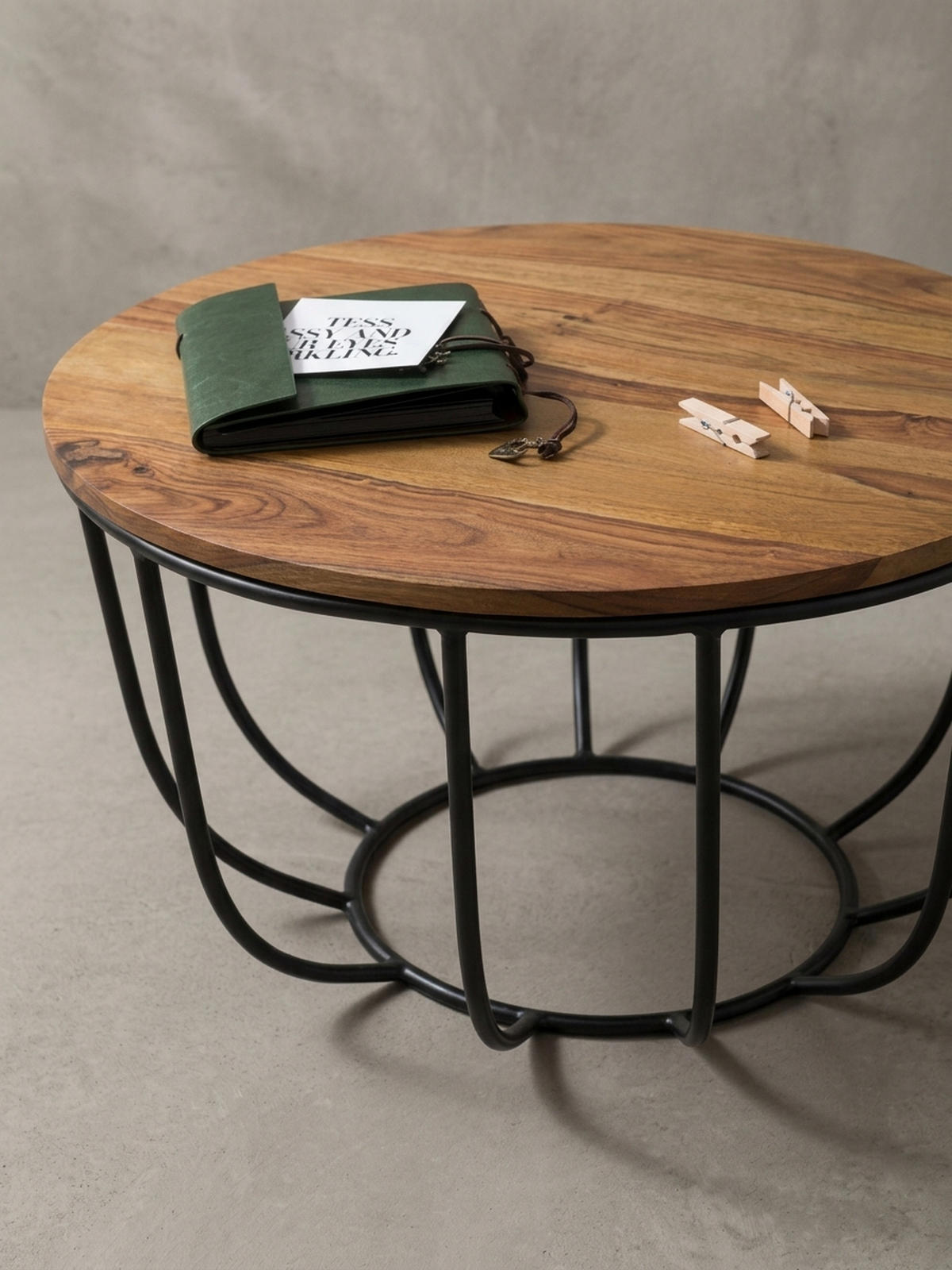 COUCHTISCH in Industrial-Stil, Sheesham Massivholz, Metallgestell, Korbdesign, Rustikal - Schwarz/Braun, Holz/Metall (60/60/39cm) - KADIMA DESIGN