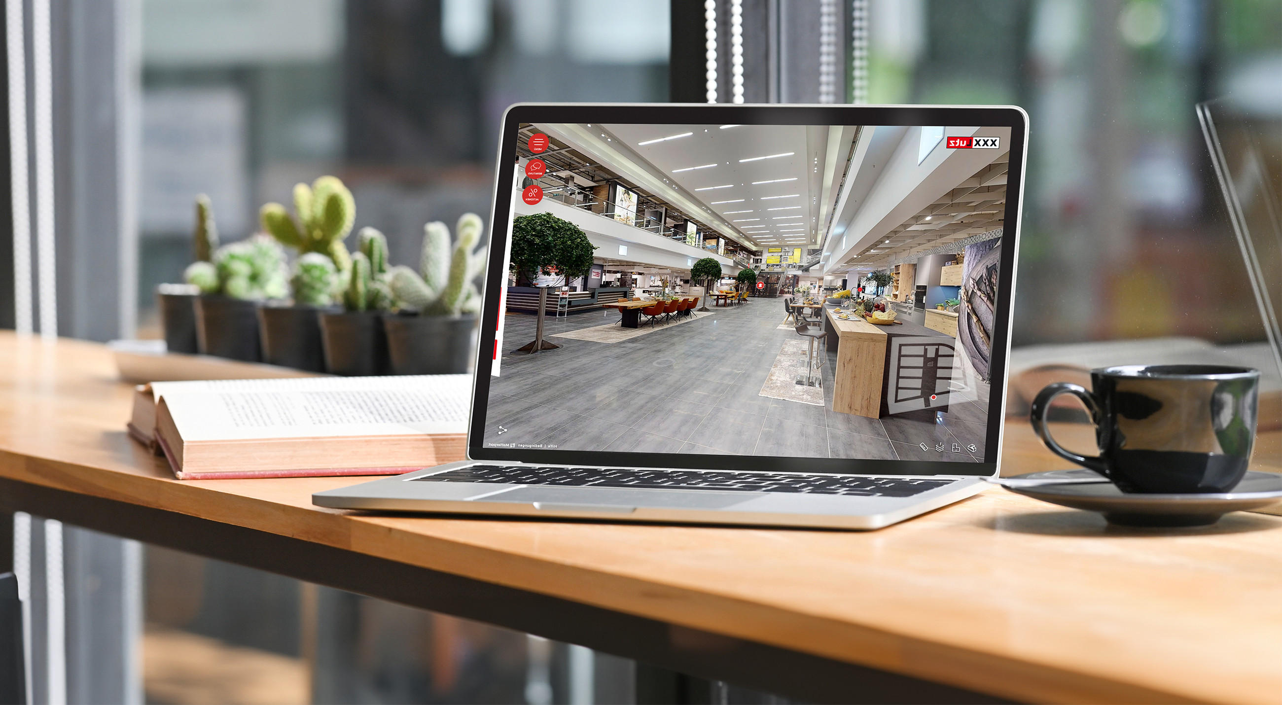 Küchenplanung am Laptop, Digitales Küchenstudio bei XXXLutz, 3D-Showroom Küchenstudio, Holztisch vor Frensterfront, Buch &amp; Kaffe am Schreibtisch