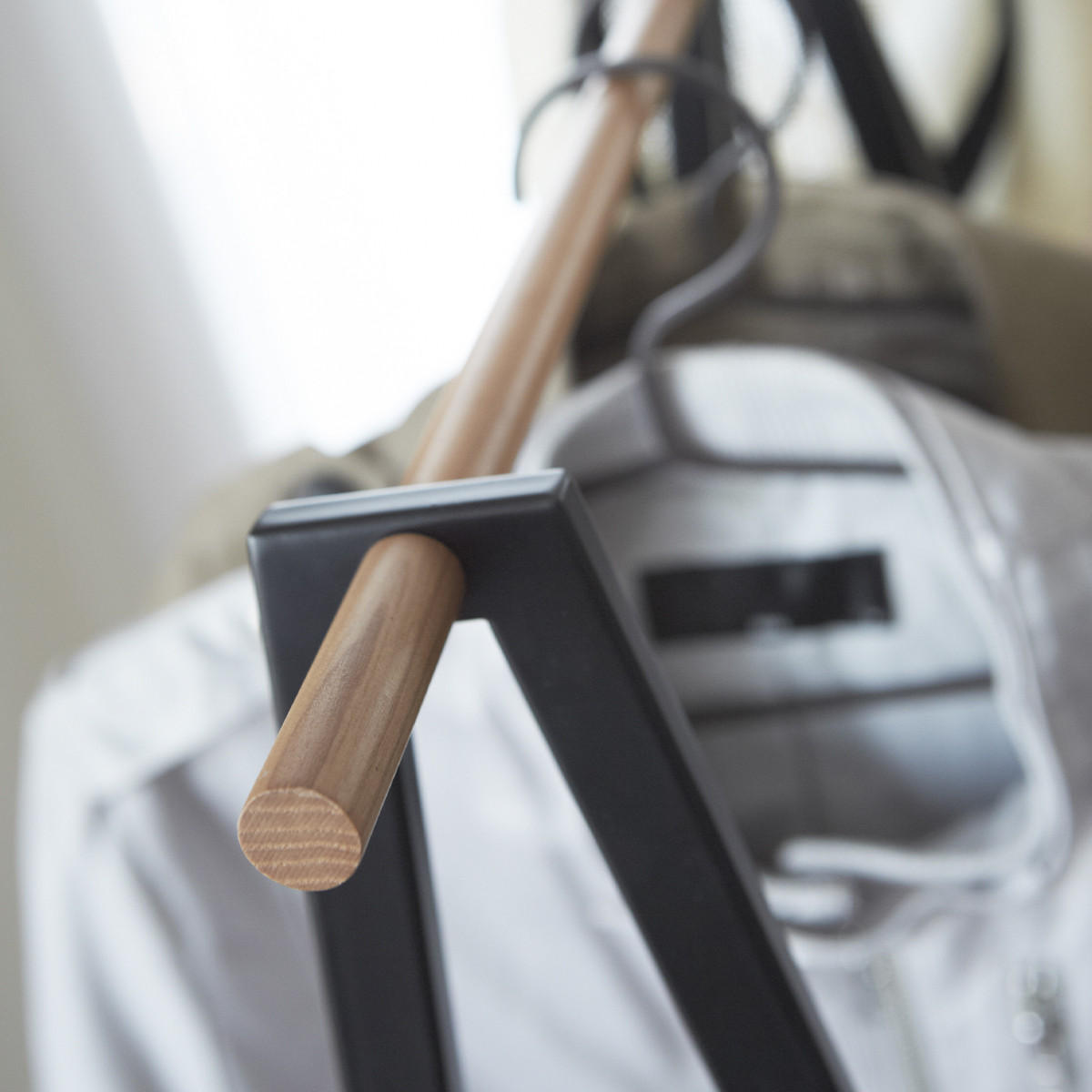 KLEIDERSTÄNDER aus Metall und Holz - H140 cm - Schwarz, Holz/Metall (47/140/52cm) - Yamazaki