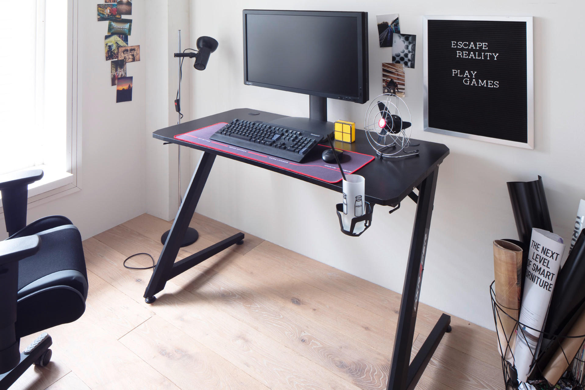 Gamingschreibtisch mit Bildschirm