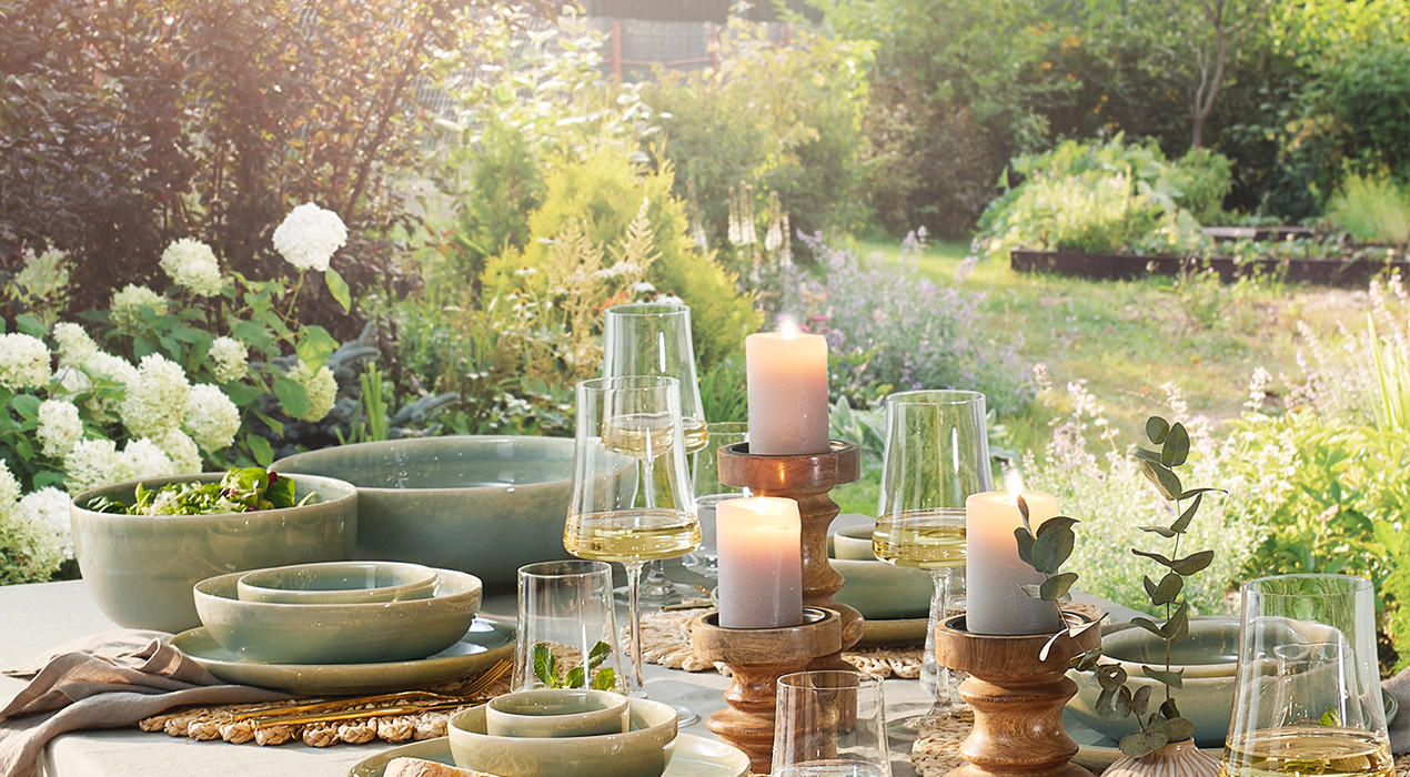 Gartentisch Deko in grün braun Tönen