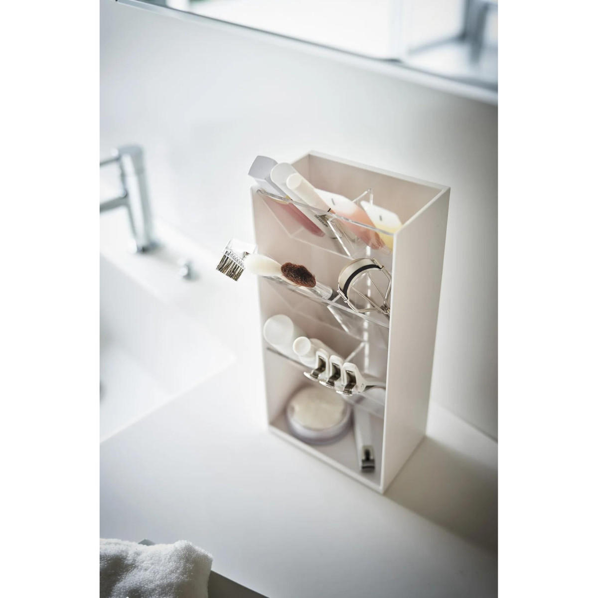 VĚŽ na úložný prostor pro make-up - V 25 cm - bílá, plast (7.7/25/8.5cm) - Yamazaki