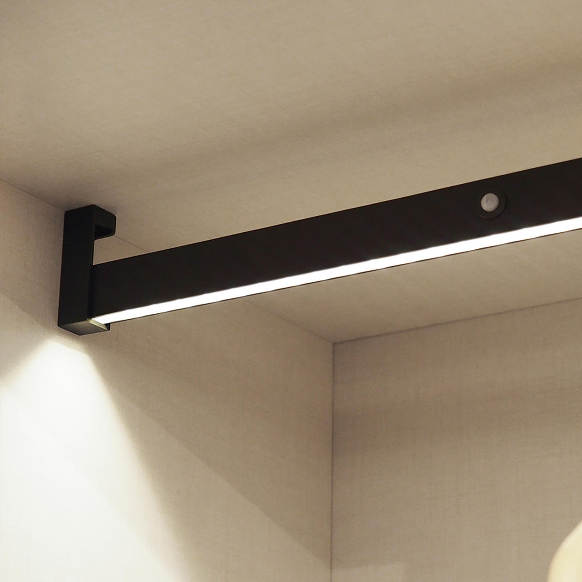 GARDEROBENSTANGE mit LED-Licht Castor, mit abnehmbarer Batterie und Bewegungssensor, L558mm, Kunststoff und Aluminium, Mokka metallic - Mokka, Kunststoff (7/4/68cm) - EMUCA