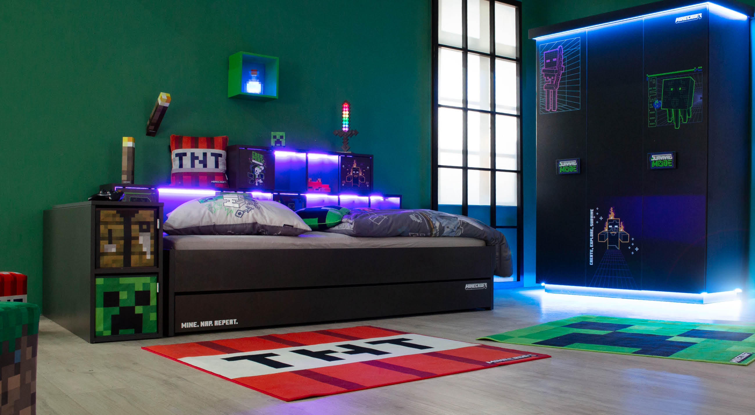 Ein Minecraft-inspiriertes Schlafzimmer mit einem Bett und einem Kleiderschrank.
