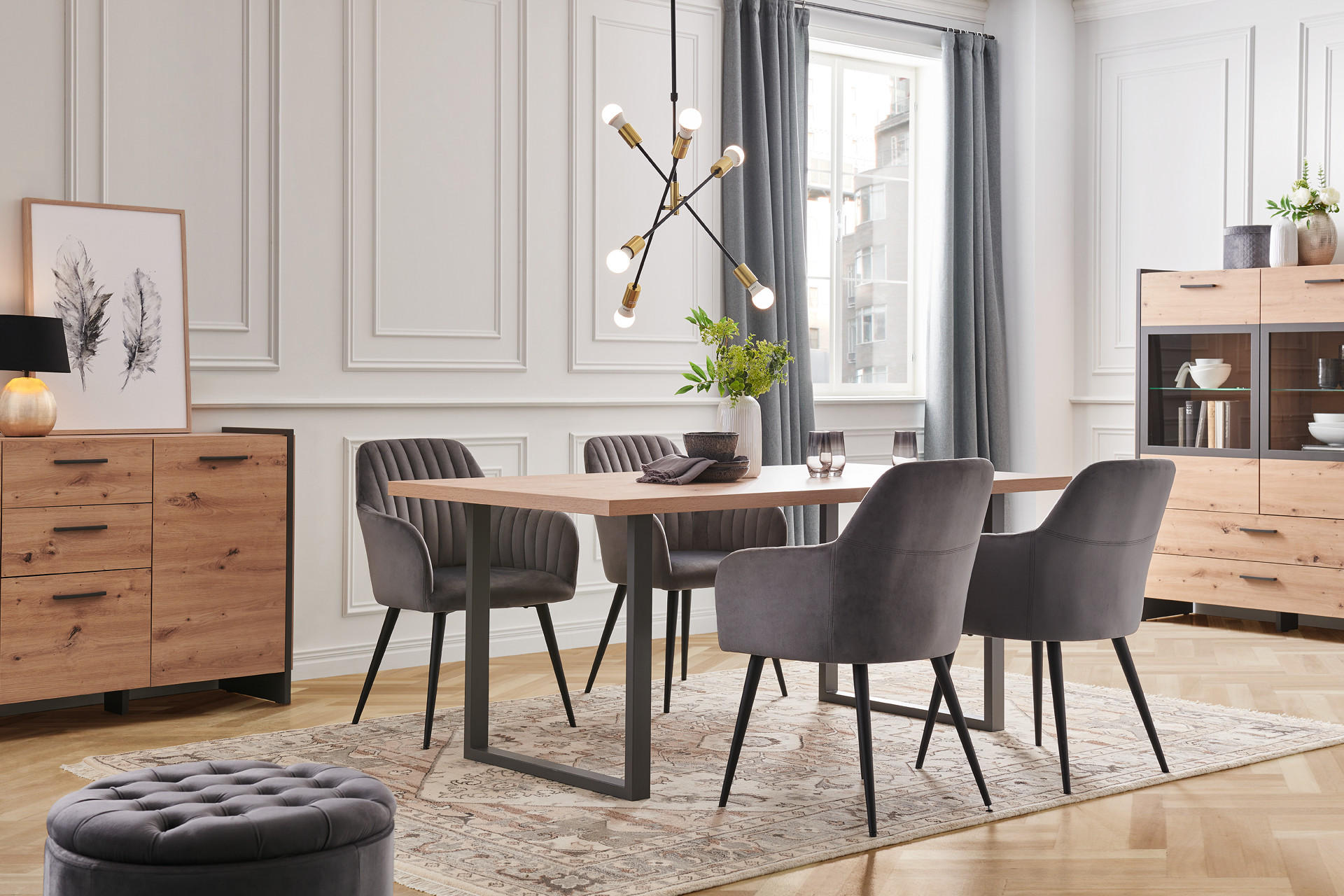 Esszimmer mit Esstisch und Samtsesseln