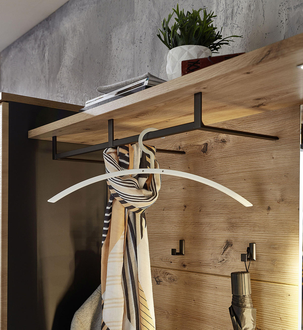 BELEUCHTETES GARDEROBENPANEEL - Eiche Artisan Dekor / Graphit - Braun, Holzwerkstoff/Metall (120/153/29cm) - home24