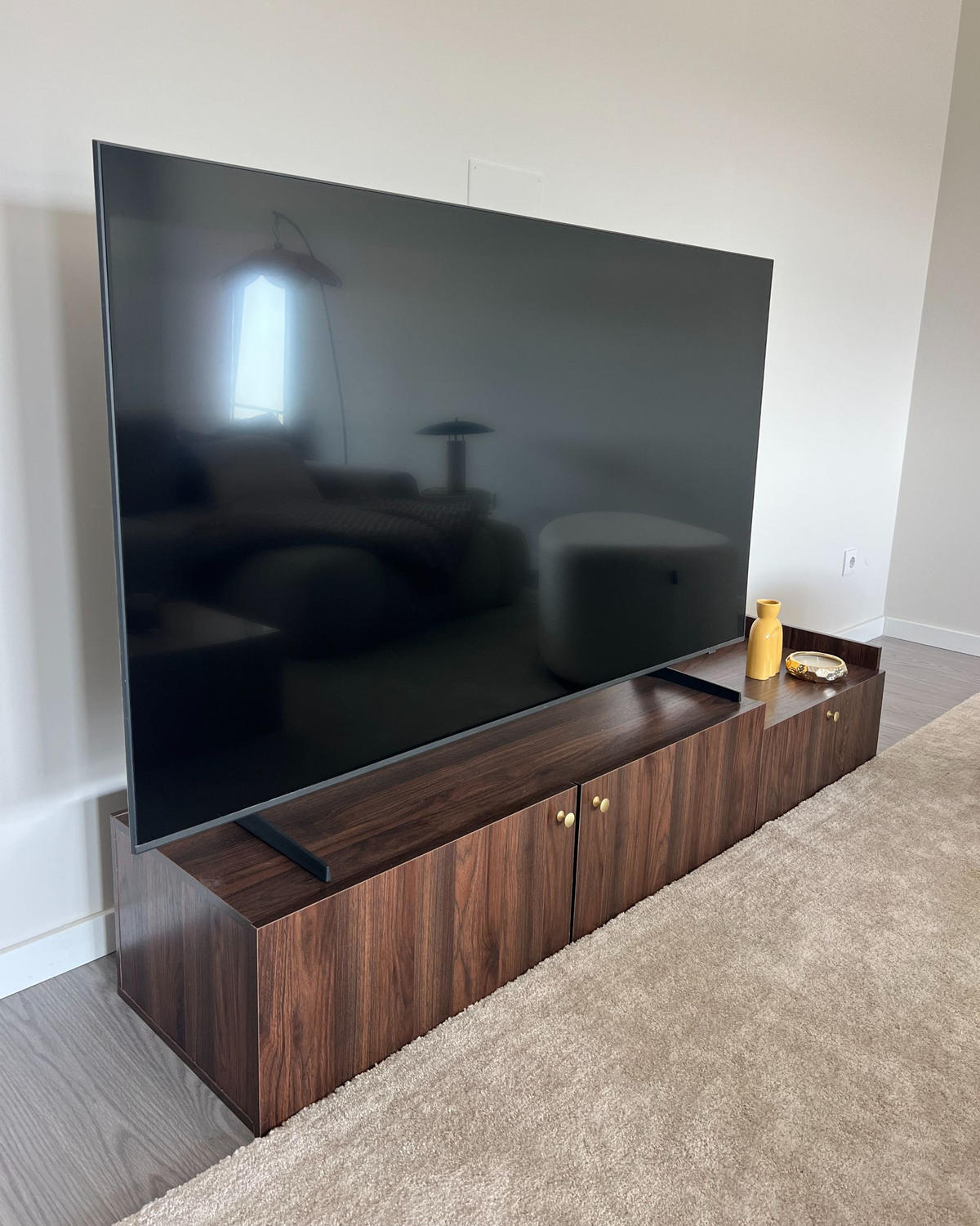 COMODĂ TV închisă nuanță de lemn/neagră Lismore - maro închis/negru, compozit lemnos (180/50/40cm) - Beliani