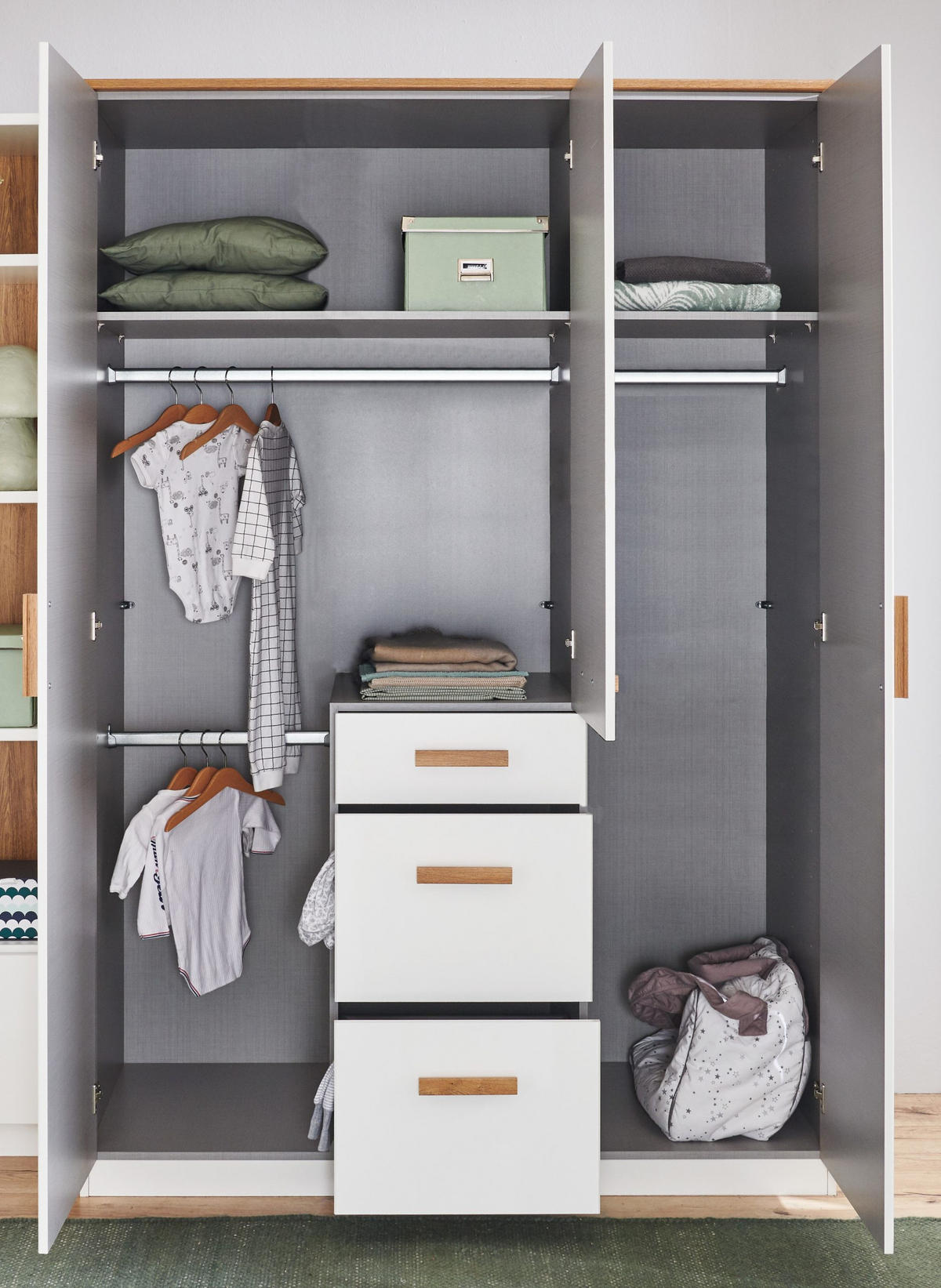KLEIDERSCHRANK Gotland in Weiß mit Plankeneiche und Hirnholz - Drehtürenschrank 3 türig - Weiß, Holzwerkstoff (135/199/58cm)