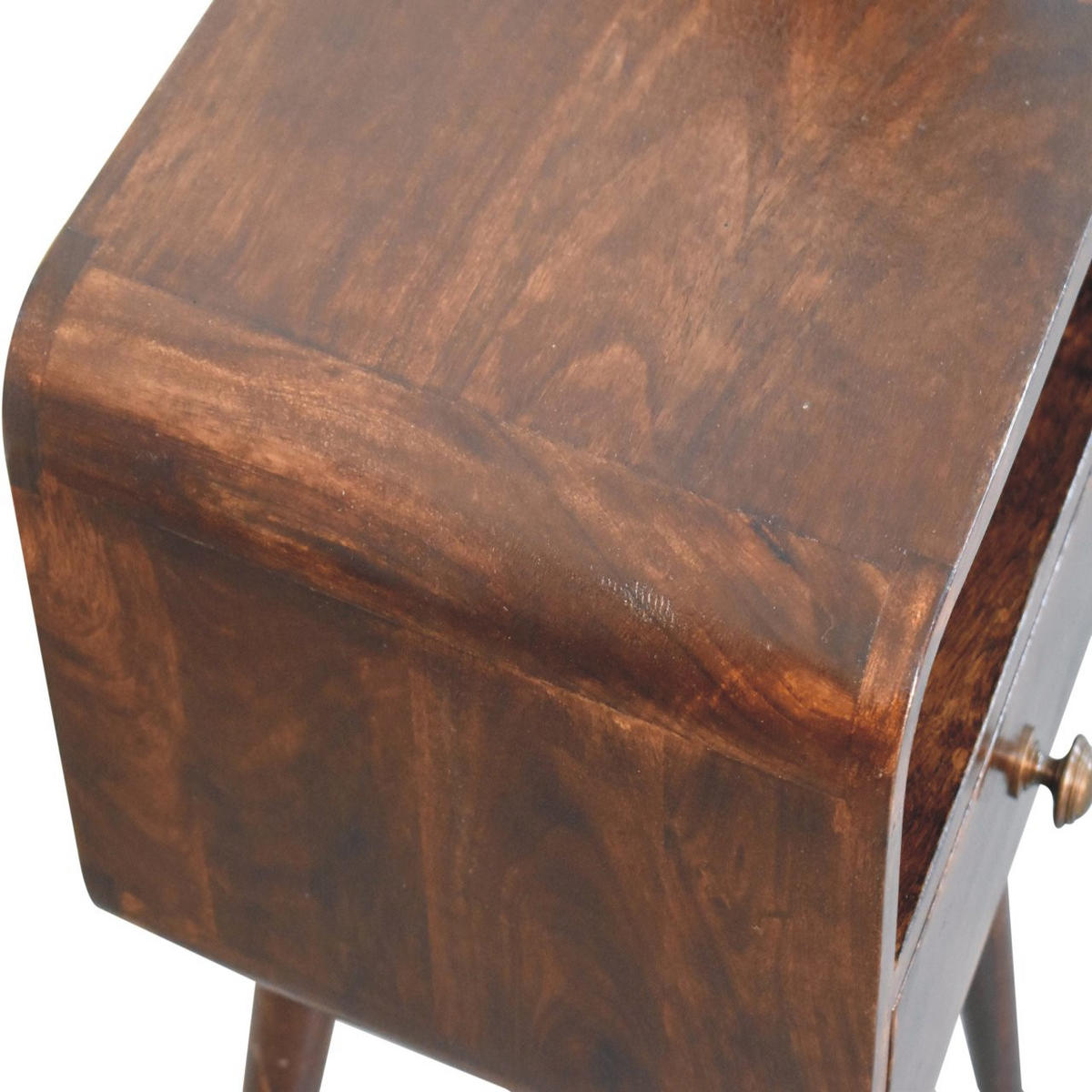 CALIFORNIA NOČNA OMARICA v orehovem zaključku, ukrivljena z odprto polico - hnedá, drevo (30/55/30cm) - Artisan Furniture