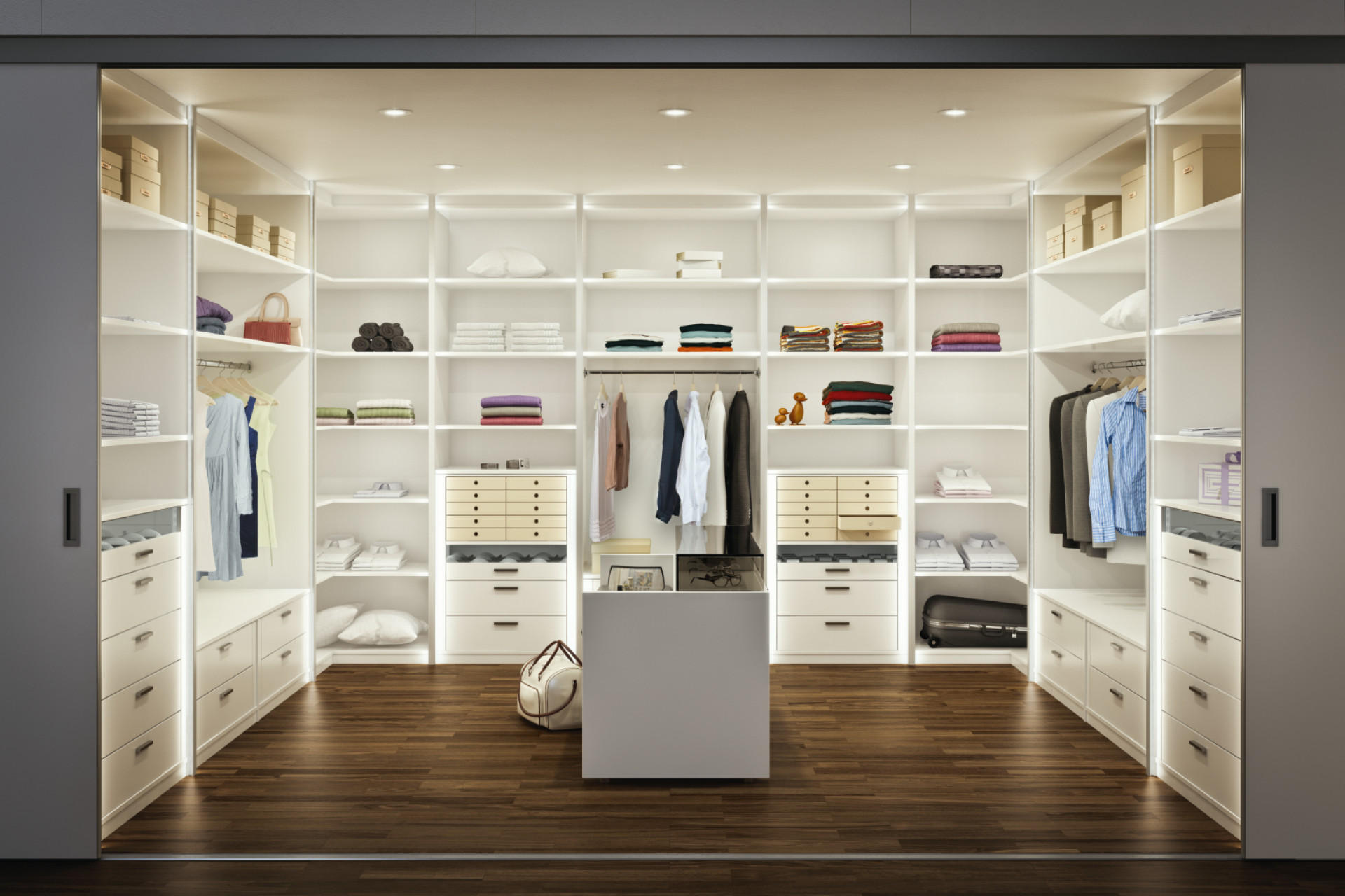 Begehbarer Kleiderschrank mit Stauraum