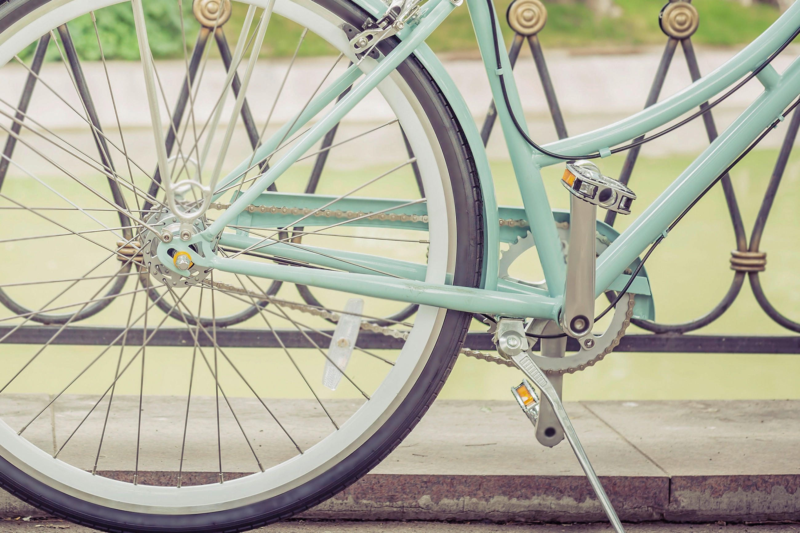 Ein Fahrrad auf dem Bürgersteig, das auf Kettenpflege wartet, um die Fahrt zu optimieren.