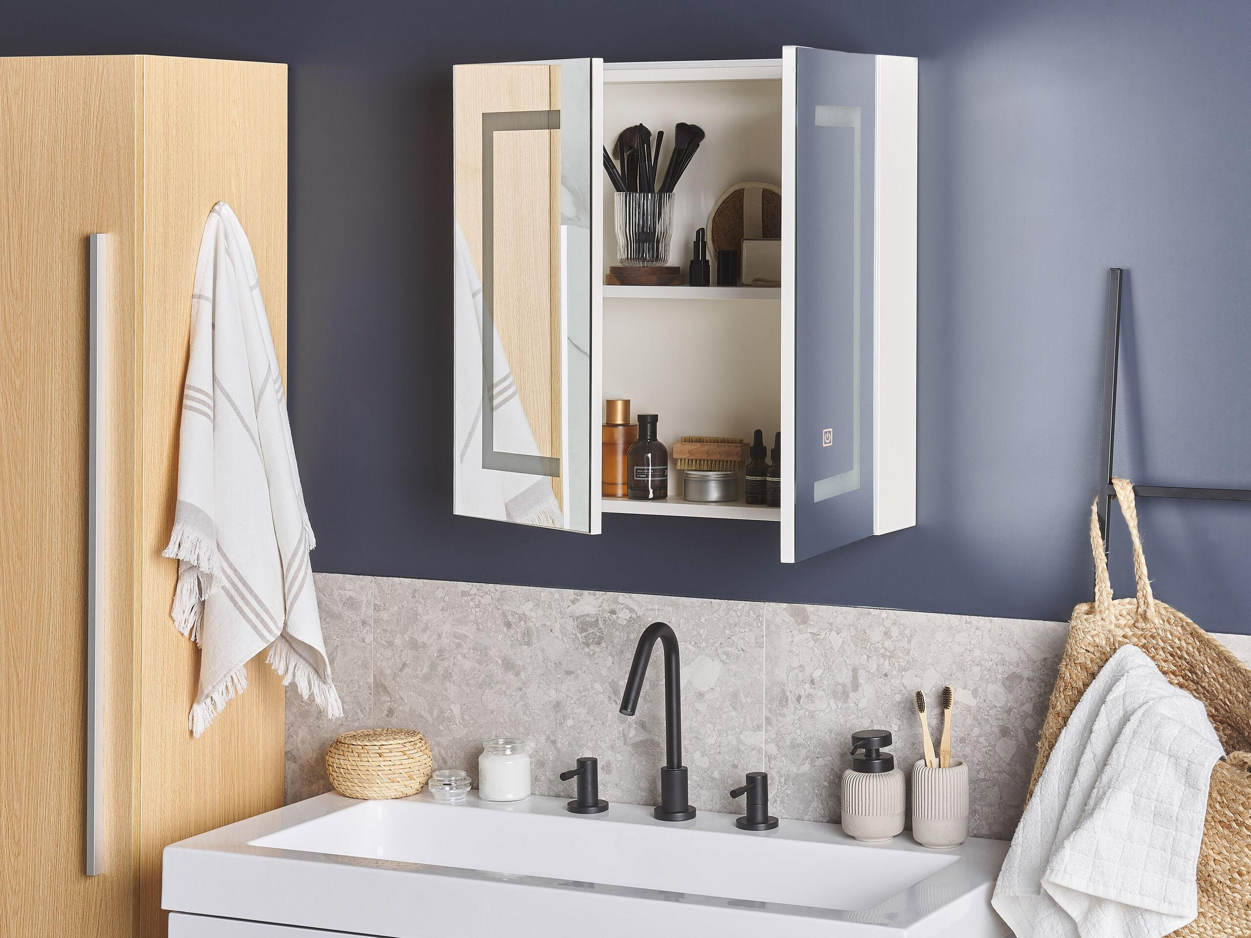 BAD SPIEGELSCHRANK weiß/silber mit LED-Beleuchtung 60/60 cm Mazarredo - Silberfarben/Weiß, Holz (60/60/12cm) - Beliani