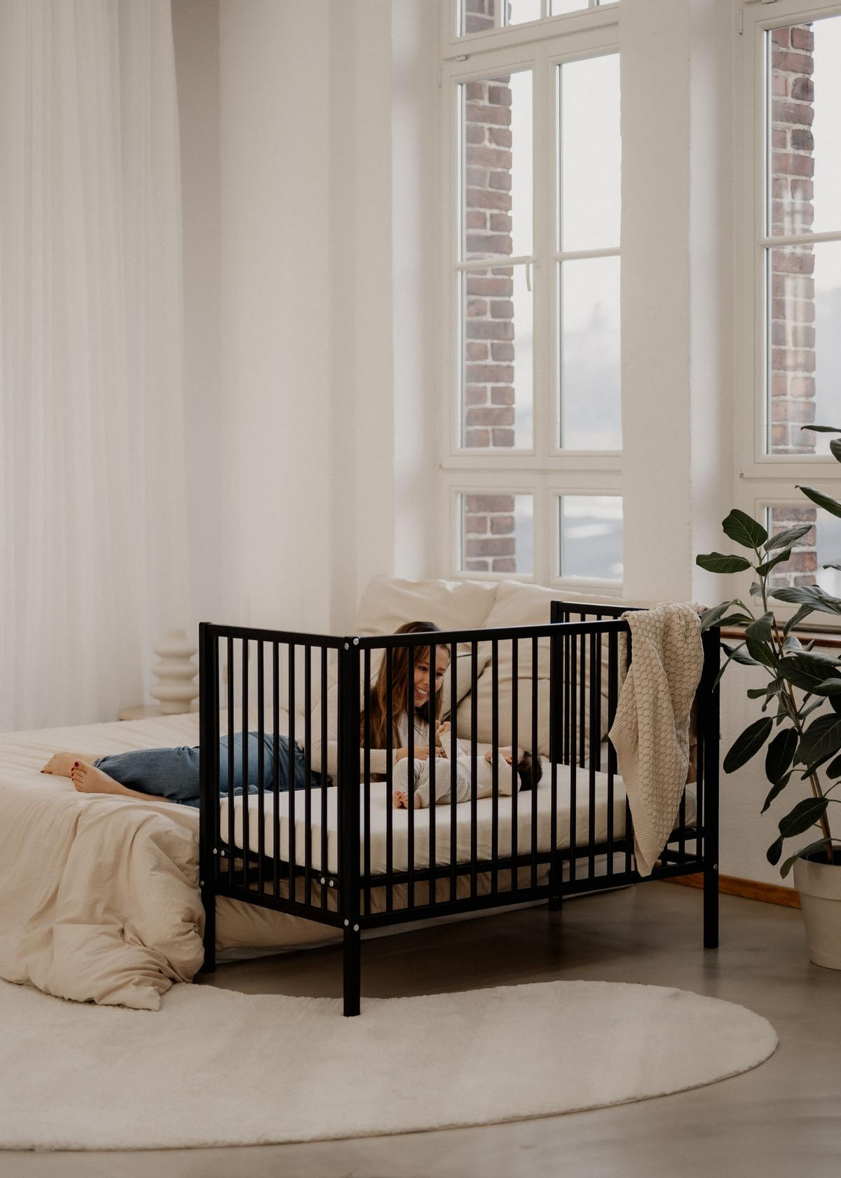 BEISTELLBETT mit Umbauseite & Rollen -BLACK EDITION - Dreamy 4 in 1 Bett - Schwarz, Holz (120/90/60cm) - Sämann – make a difference.