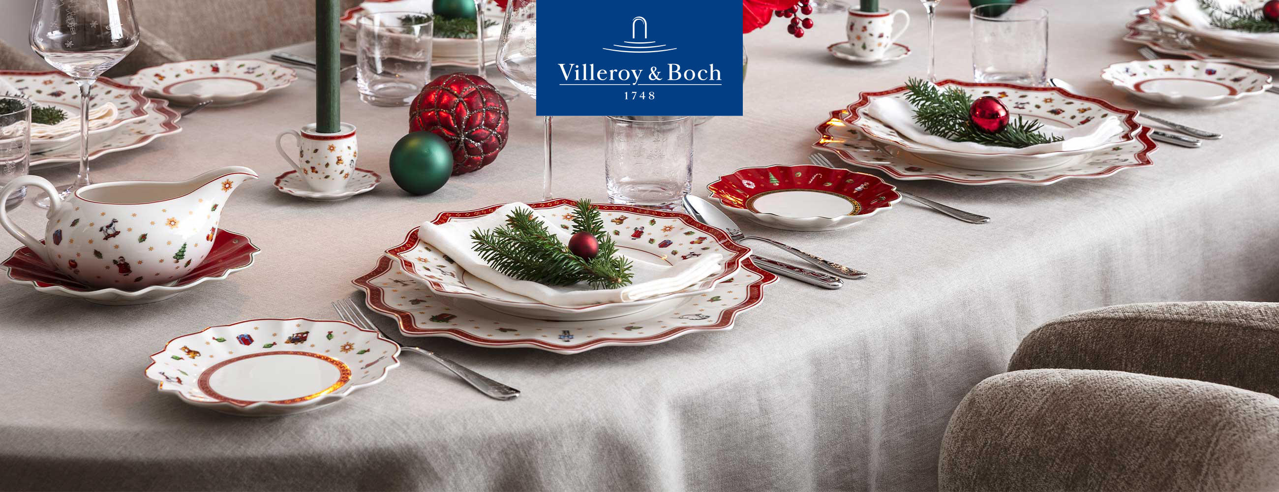 Weihnachtliche Geschirrserie Toy&apos;s Delight von Villeroy und Boch, auf einem festlichen angerichtetem Esstisch. 