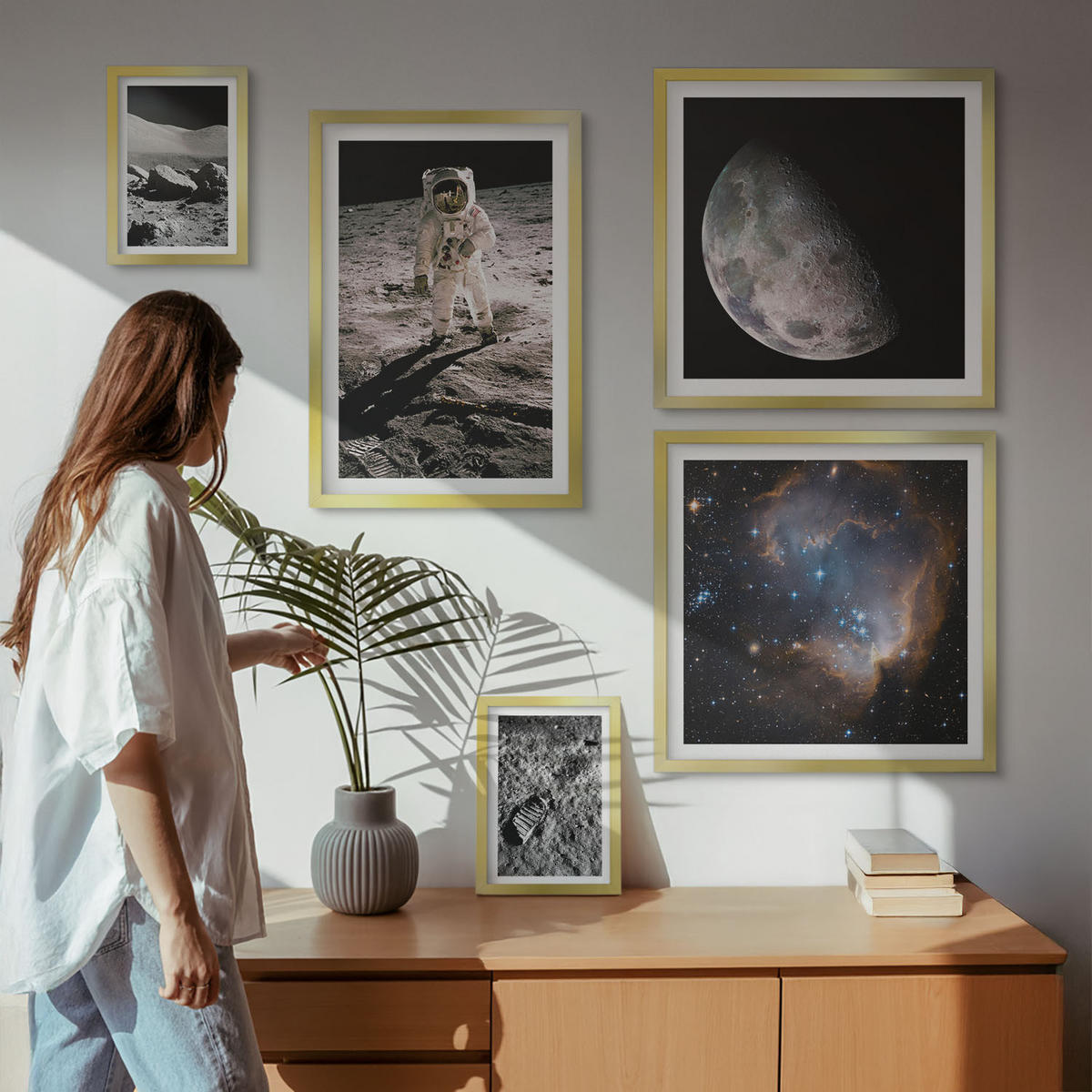 WANDBILDER 5er Set - 50x50 cm & 20x30 cm & 40x60 cm Goldrahmen - Astronautenfoto vom Mond - Goldfarben, Kunststoff (40/60cm) - ArtPrintCave