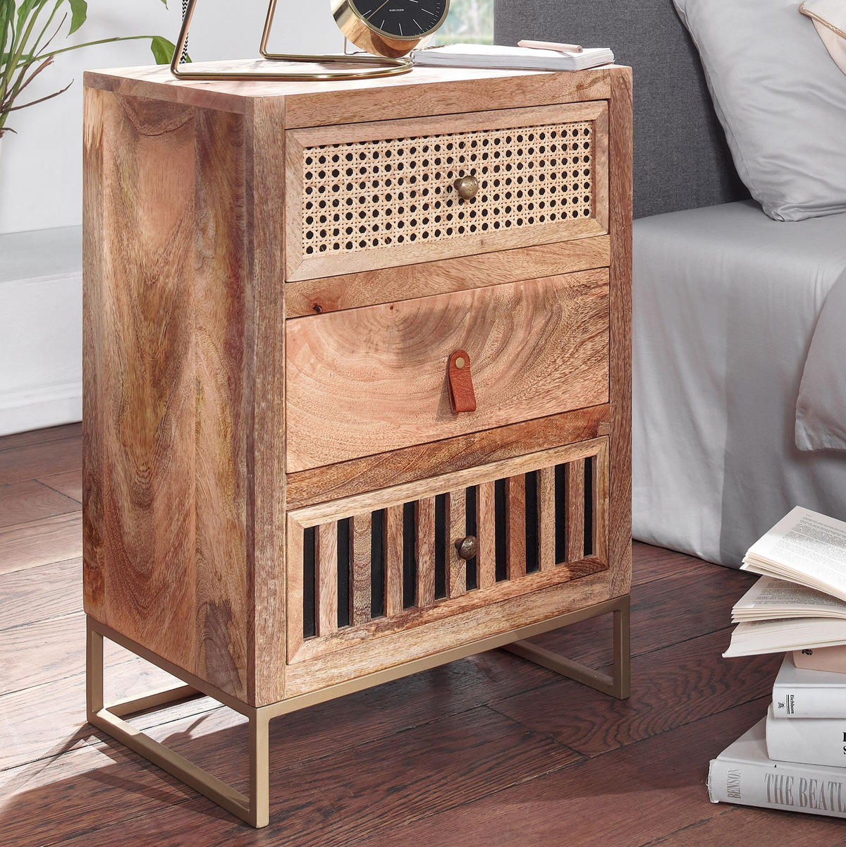 NACHTTISCH – Mango Massivholz/Rattan, 3 Schubladen, für Boxspringbett - Goldfarben/Braun, Holz/Metall (40/60/30cm) - KADIMA DESIGN