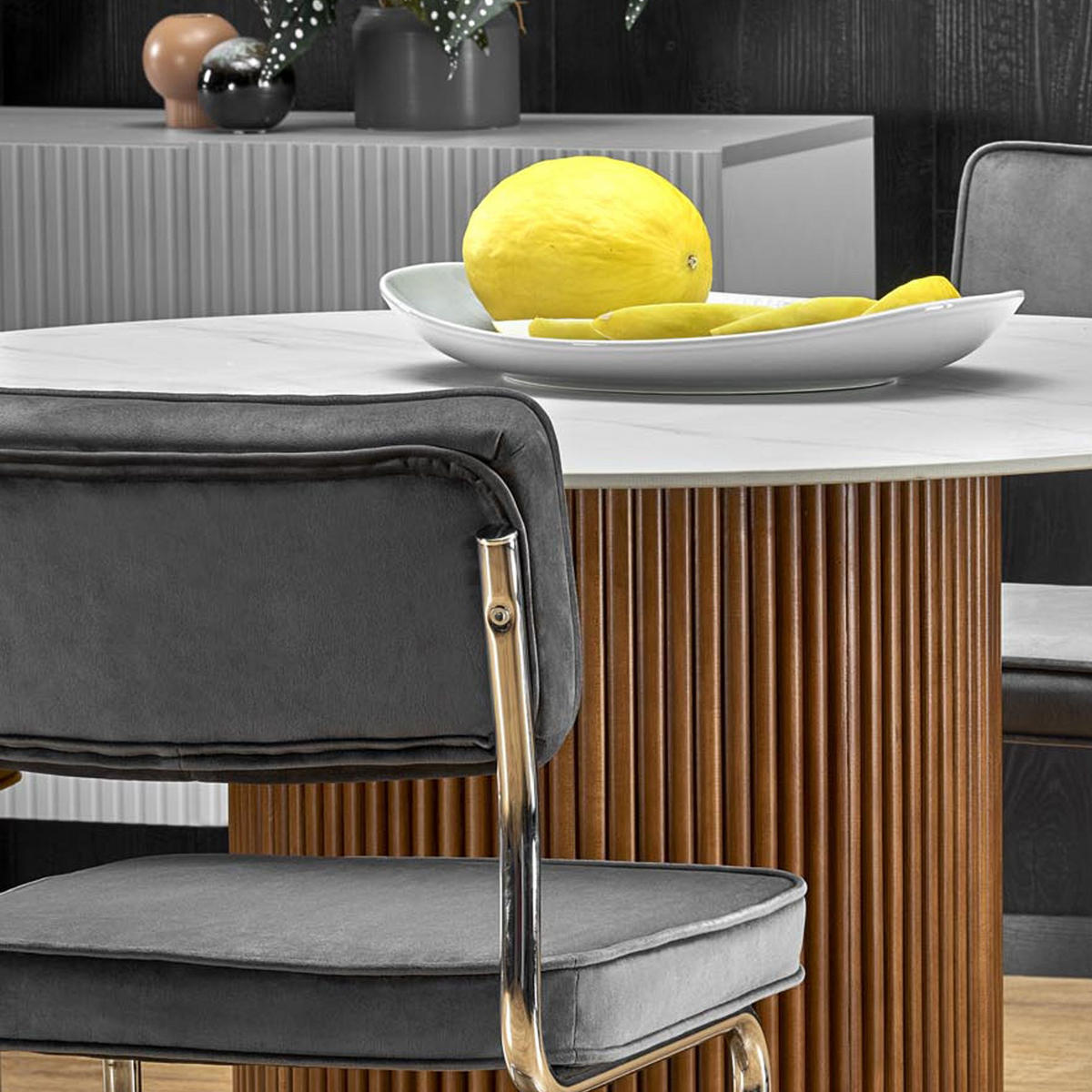 ESSTISCH MIRA Marmorplatte, Säulenfuß - Walnussfarben/Weiß, Keramik/Holz (120/120/76.5cm) - KONSIMO®