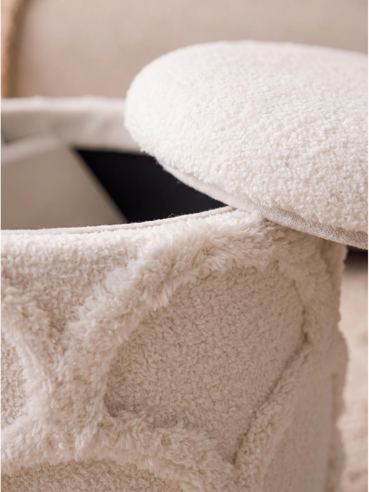 SITZHOCKER RHONE, Teddystoff, mit Wellenmuster, Creme, Ø 40 x 45 cm - Beige/Creme, Textil (40/45/40cm) - KADIMA DESIGN