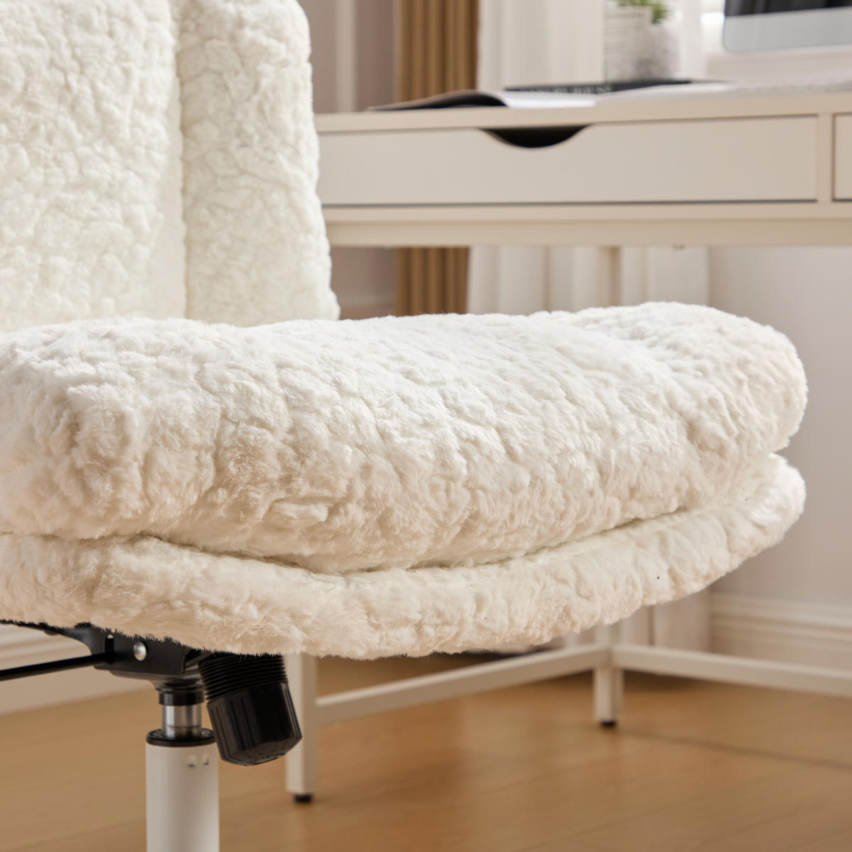 DREHSTUHL Creme Kunstfell mit Rollen, höhenverstellbar - Creme, Textil (63/94/67cm) - Urban Meuble