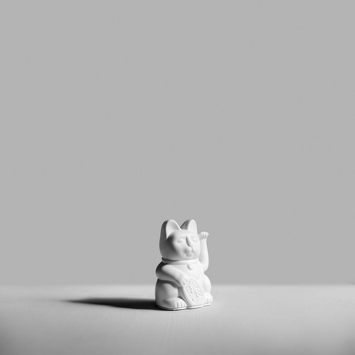 WINKEKATZE Lucky Cat Mini Maneki Neko, Kunststoff, White, 9.8 cm - Weiß, Kunststoff (5.2/9.8/6.7cm) - Donkey Products