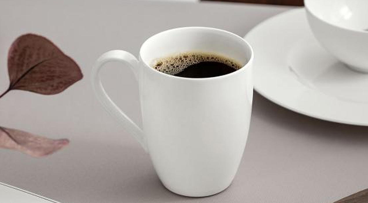 Tasse weiß mit Kaffee