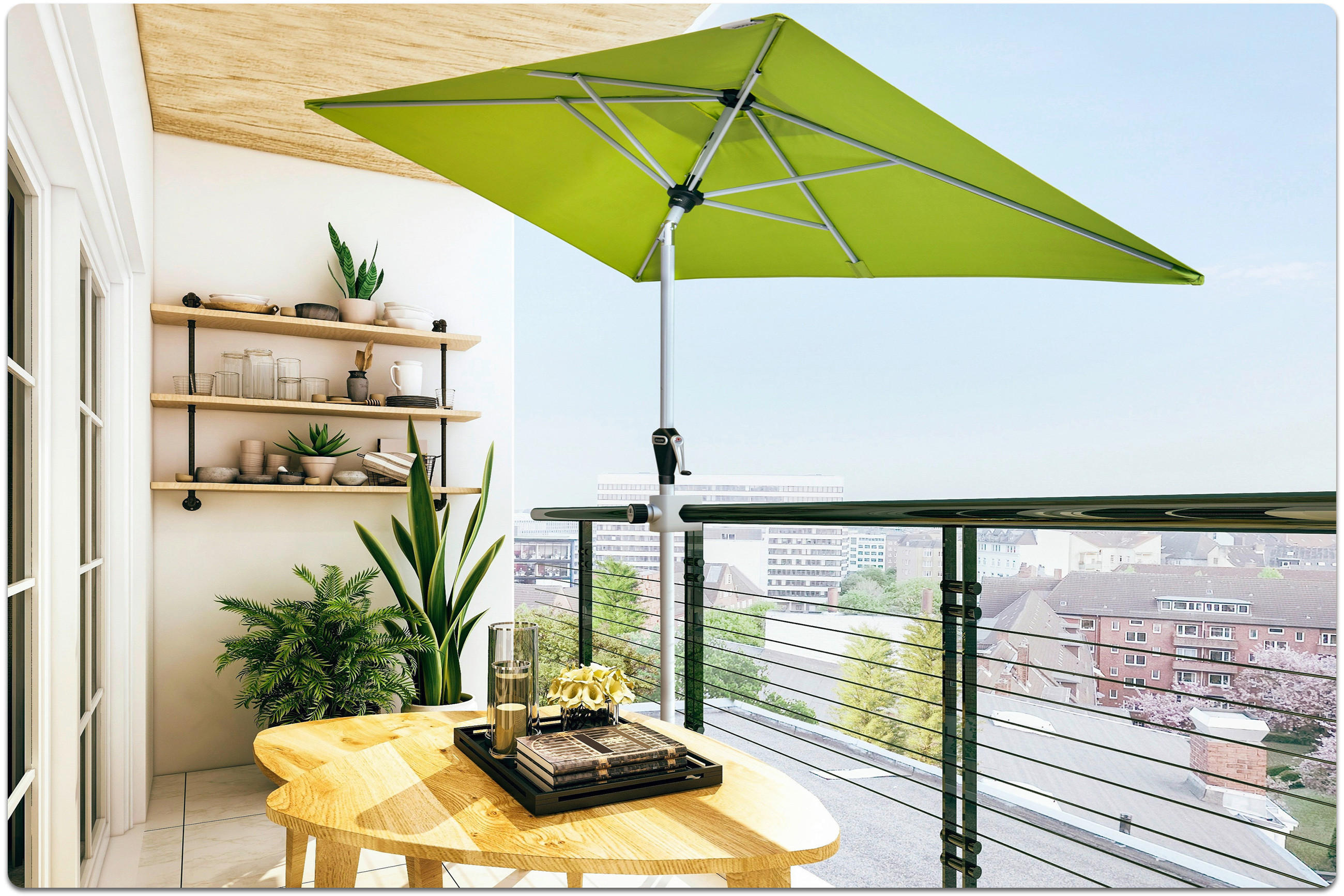 Balkon mit rundem Holztisch, grünem Sonnenschirm, Pflanzenregal und Blick auf Stadtgebäude.