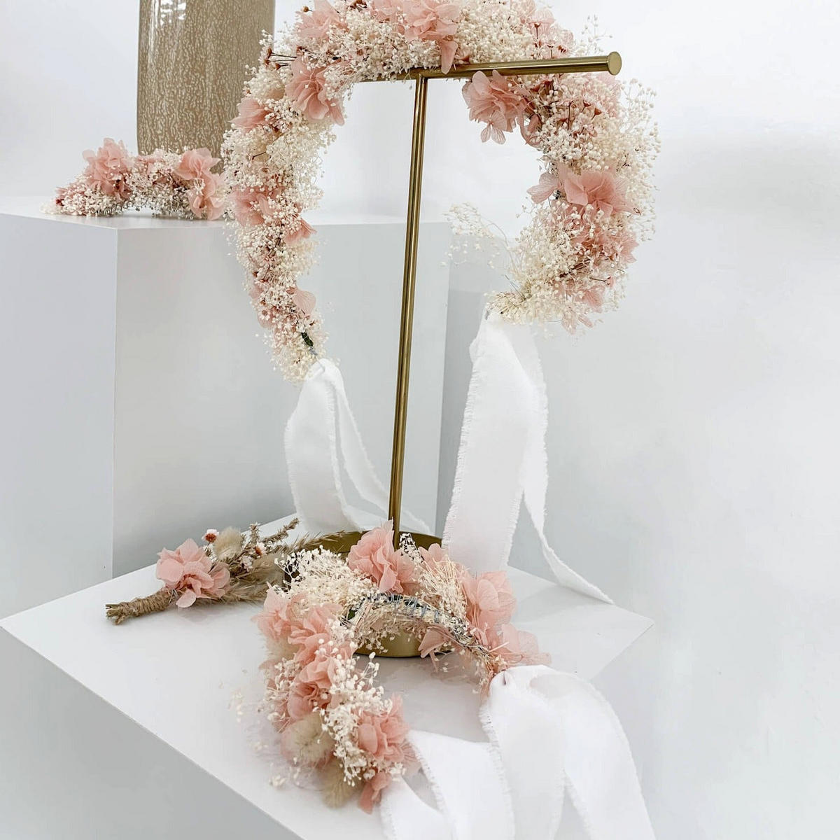 ARMBAND Trockenblumen rosa mit Hortensie und Schleierkraut - rosa / Hortensie - Rosa, Naturmaterialien (15cm) - Lykke & You