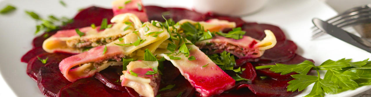 XXXLecker-Maultaschensalat-auf-Rote-Beete-Carpaccio