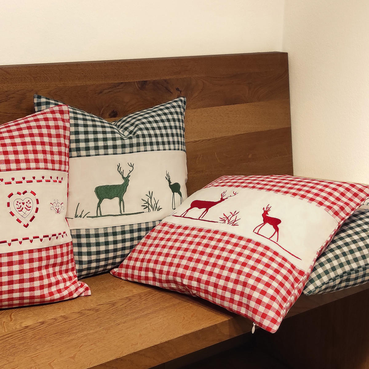 KISSENHÜLLE Herz rot 40/40 cm Landhaus-Stil Stickerei mit Reißverschluss - Beige/Rot, Textil (40/40cm) - wometo
