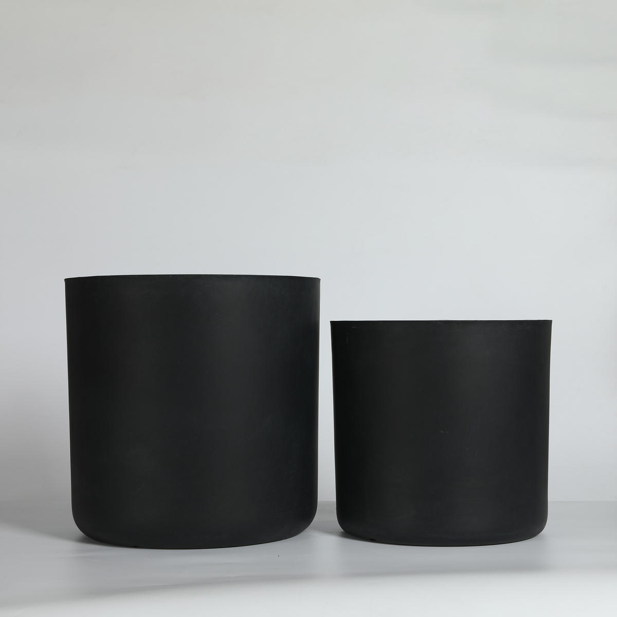 BLUMENTOPF Ø 40/34 cm Schwarz mit Abflusslöcher (2 Stück) - Schwarz, Naturmaterialien (33.8/32.3cm) - Oxeza