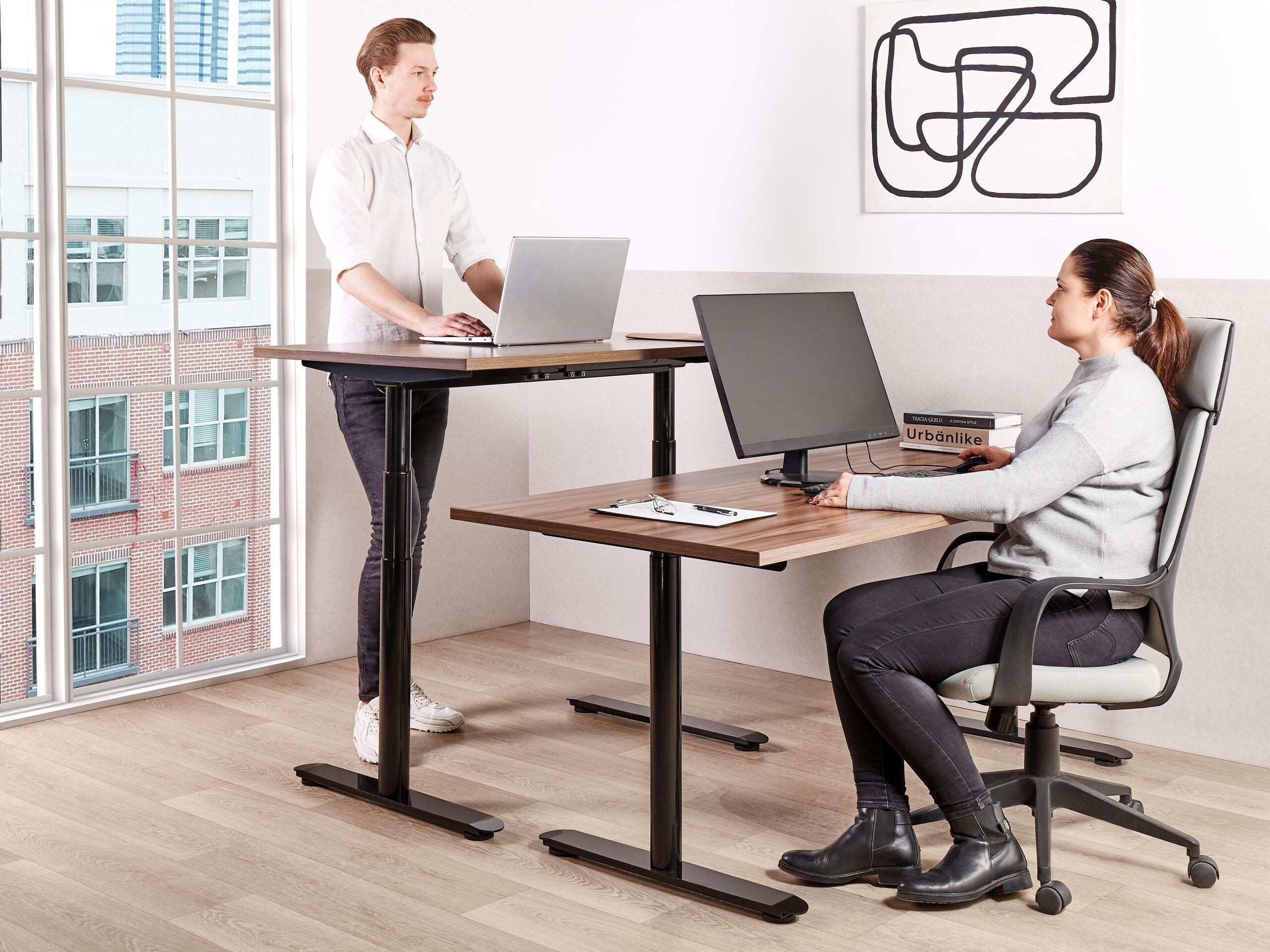 SCHREIBTISCH braunschwarz 180/72 cm elektrisch höhenverstellbar Destin IV - Dunkelbraun/Schwarz, Holz (72/180/67cm) - Beliani