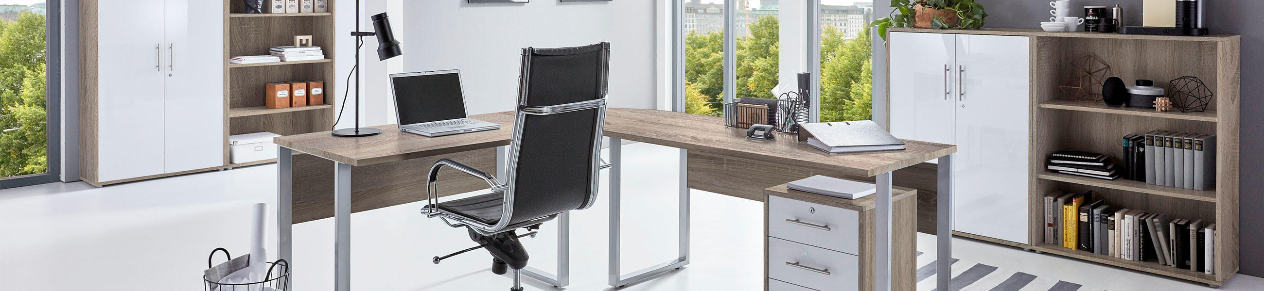 Modernes Büro mit Eckschreibtisch, Bürostuhl, Rollcontainer und Aktenschränken aus Eiche und weißem Hochglanz vor großen Fenstern