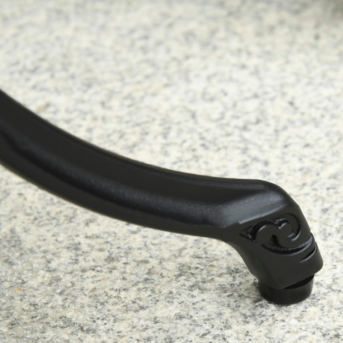 BISTROSET Ø60/67 cm mit 2 Klappstühlen, Schirmloch und verstellbaren Fußpads, Schwarz - Schwarz, Metall - Redom
