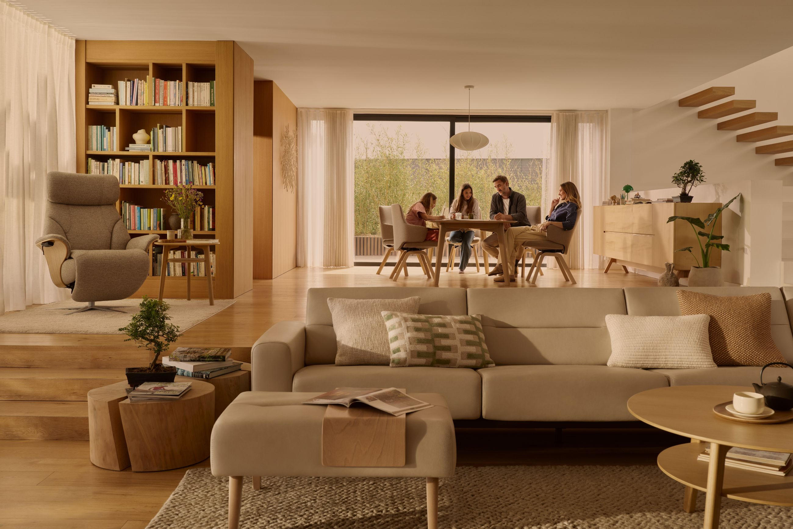 Stilvolles Wohnzimmer in Naturfarben mit einem Sofa & Sessel von STRESSLESS.