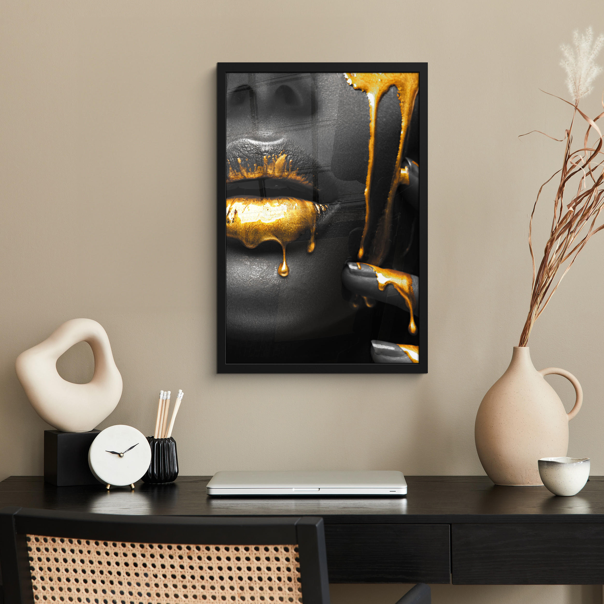 GERAHMTES BILD Frau - Schwarz - Gold - Gesicht - Lippen 40x60 cm - Goldfarben, Papier (40/60cm) - MuchoWow