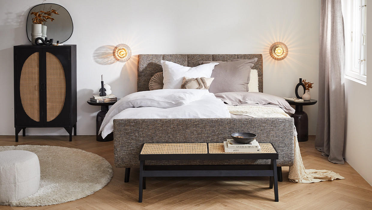 Schlafzimmer, Bett in grau