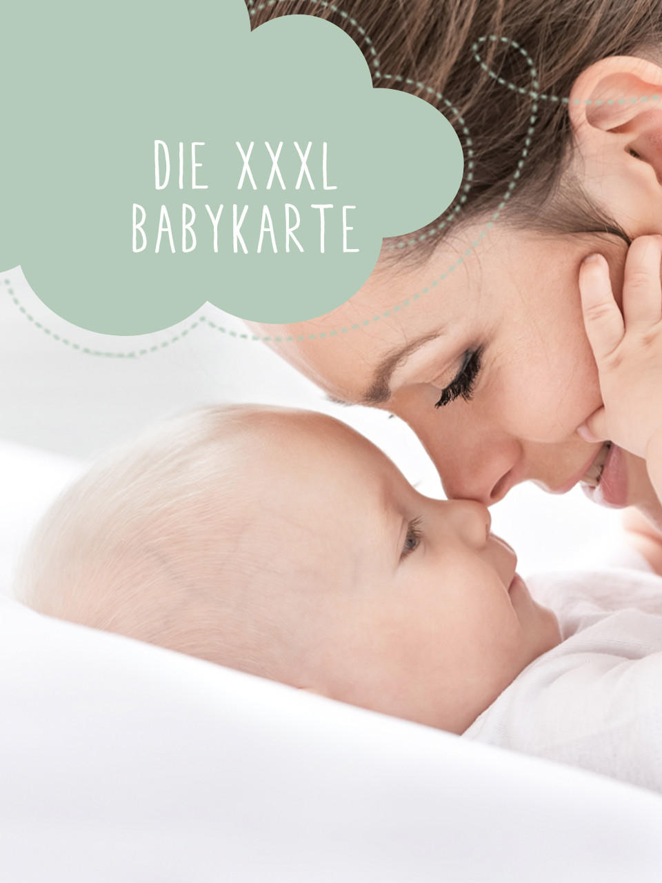Frau mit Baby auf dem Bett, beide in weiß