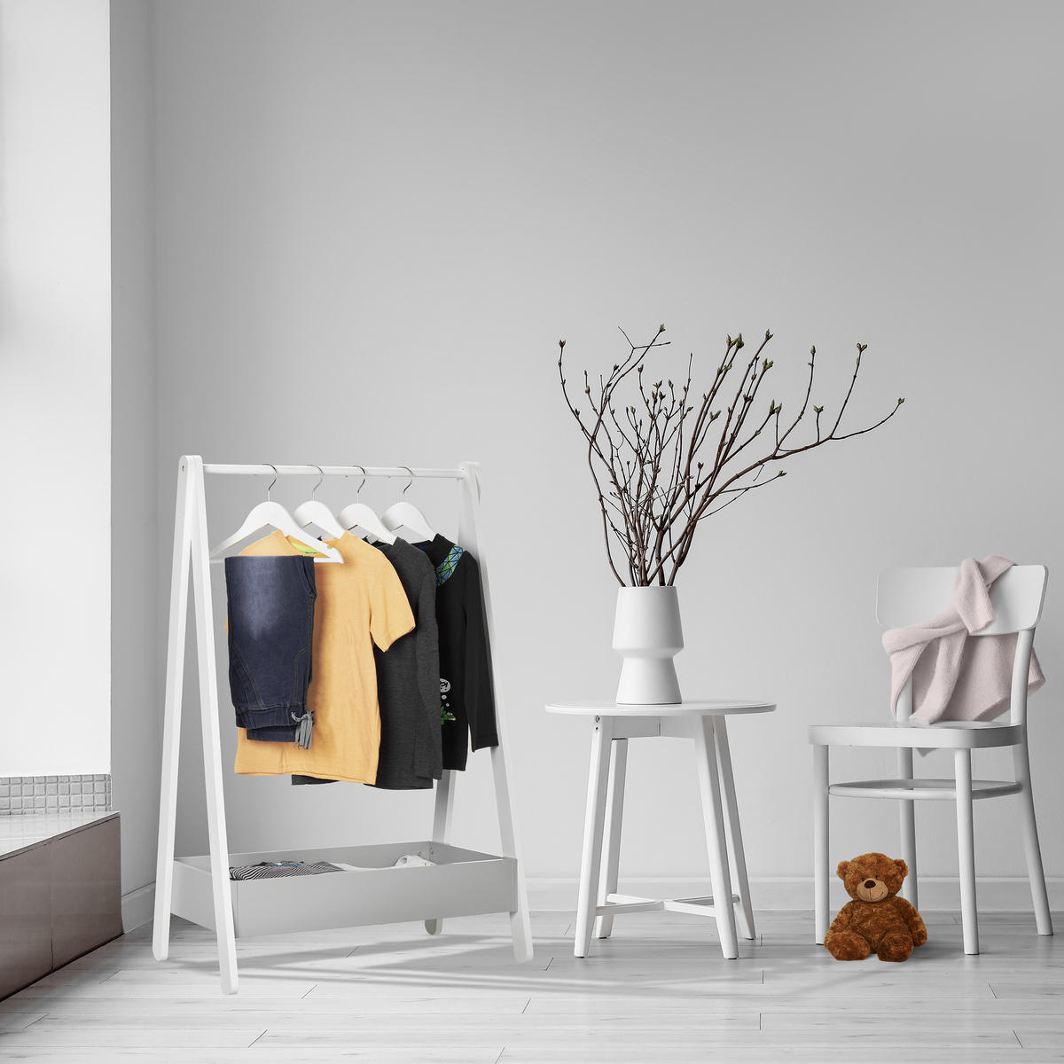STOJAN na detské šaty - biela, drevo/kompozitné drevo (63.5/99/42cm) - Relaxdays