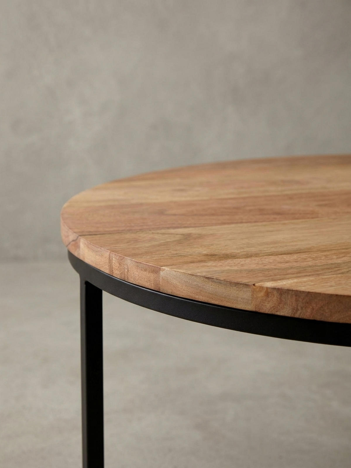 COUCHTISCH aus Akazienholz mit robustem Eisengestell und integriertem Stauraum - Beige/Schwarz, Holz/Metall (60/60/38cm) - KADIMA DESIGN