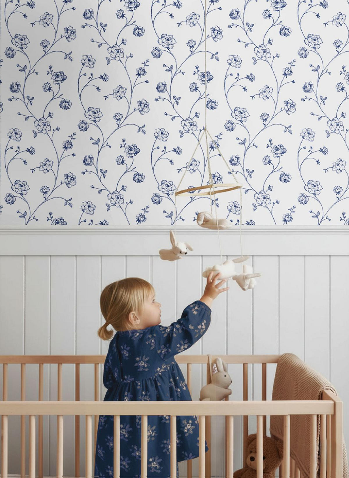 TAPETE Toile de Jouy Rosen 53 cm x 10.05 m - Blau, Papier (53/1000cm) - ESTAhome