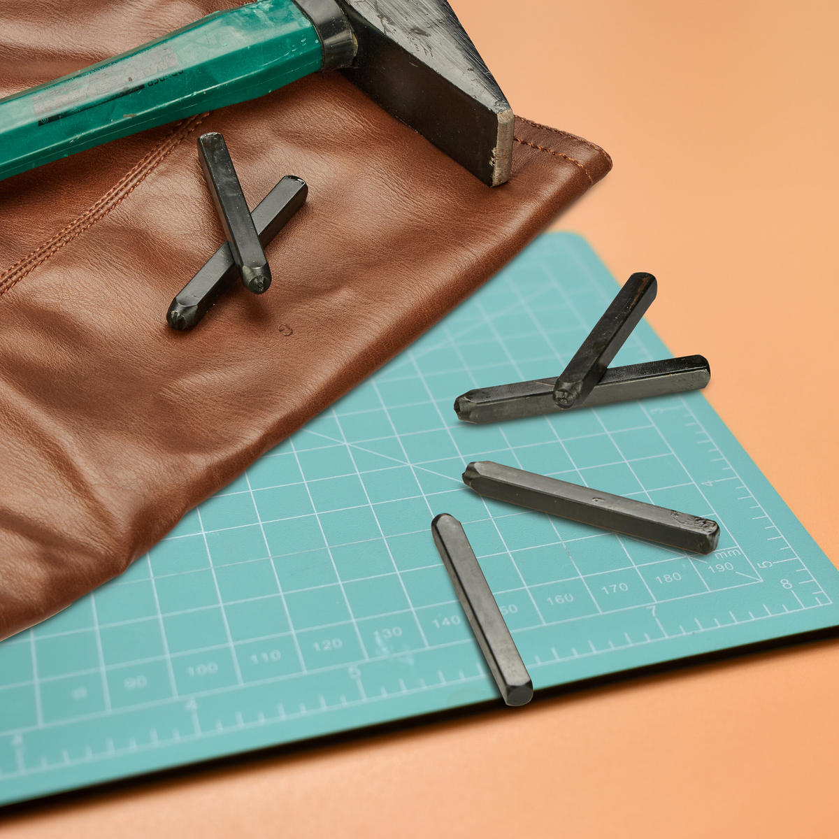 36-TLG.SCHLAGBUCHSTABEN-SET - Hellbraun, Holz/Metall (11.5/18/7cm) - Relaxdays