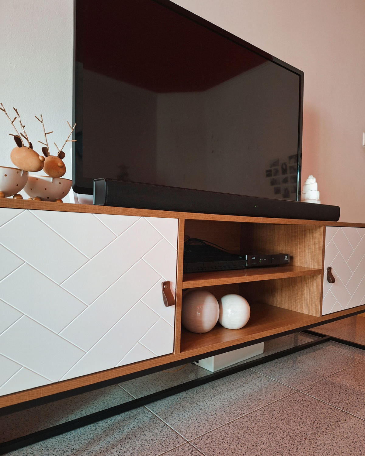 COMODĂ TV deschisă nuanță de lemn/albă/neagră Nueva - alb/negru, compozit lemnos (150/55/40cm) - Beliani