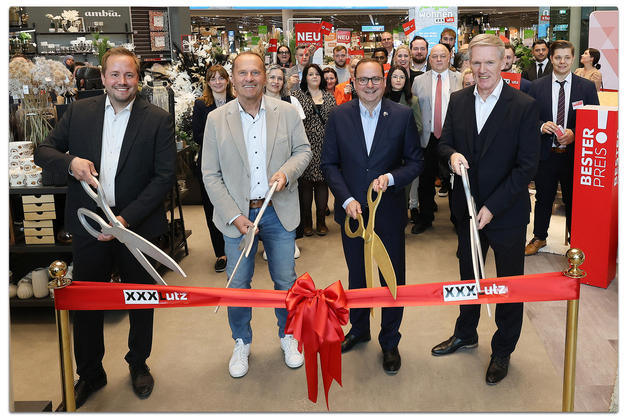 Alois Kobler und andere Personen schneiden ein Band zur Eröffnung des XXXLutz in Essen durch.