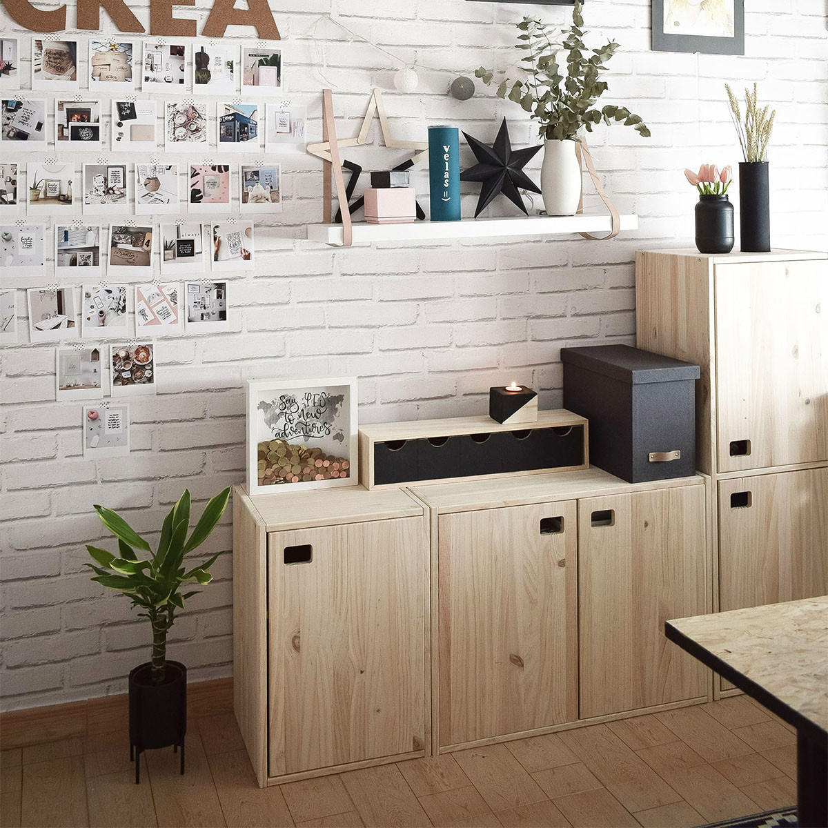 KOMMODE aus massiver Kiefer mit einer Tür und einem höhenverstellbaren Einlegeboden - L37 x H53,5 cm - Apfelbaumfarben, Holz (37.3/53.5/37.3cm) - Calicosy